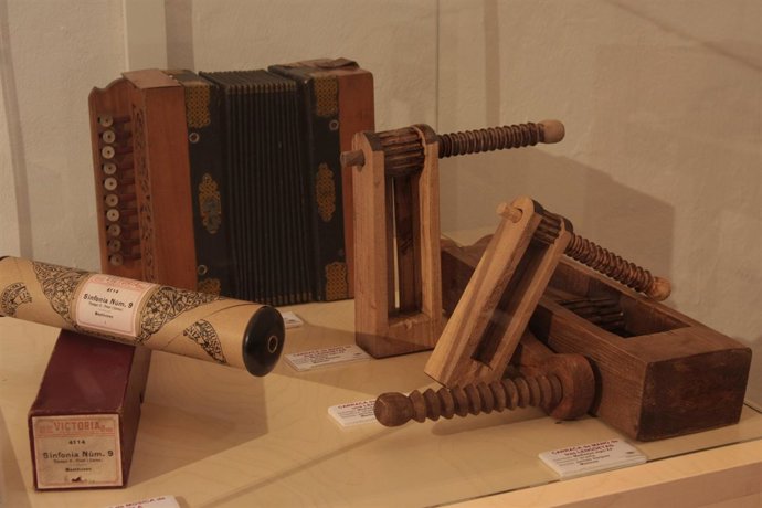 Algunos Objetos De La Muestra 'El Legado De La Tradición'