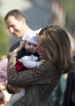 Doña Letizia Con Un Bebé En Brazos