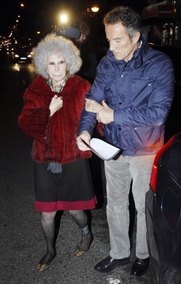 La Duquesa De Alba Cogida Del Brazo Con Alfonso Diez