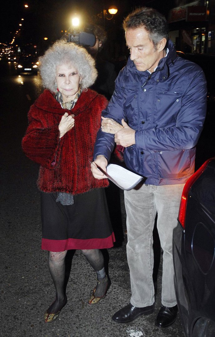 La Duquesa De Alba Cogida Del Brazo Con Alfonso Diez