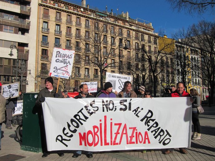 Concentración Ante El Parlamento De Navarra Para Recortar Los "Recortes".