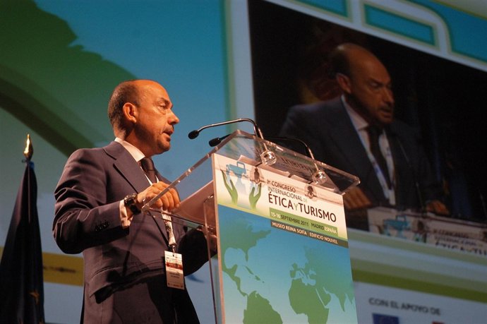 Villanueva En El Congreso De Ética Y Turismo