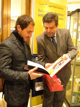 Agudo Le Entrega A Munitis El Libro