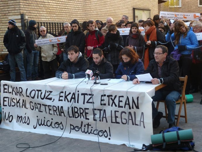 Allegados A Ekaitz Samaniego Se Encierran En Una Iglesia De Vitoria