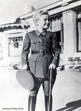 Juan Carlosii De Niño Vestido De Militar