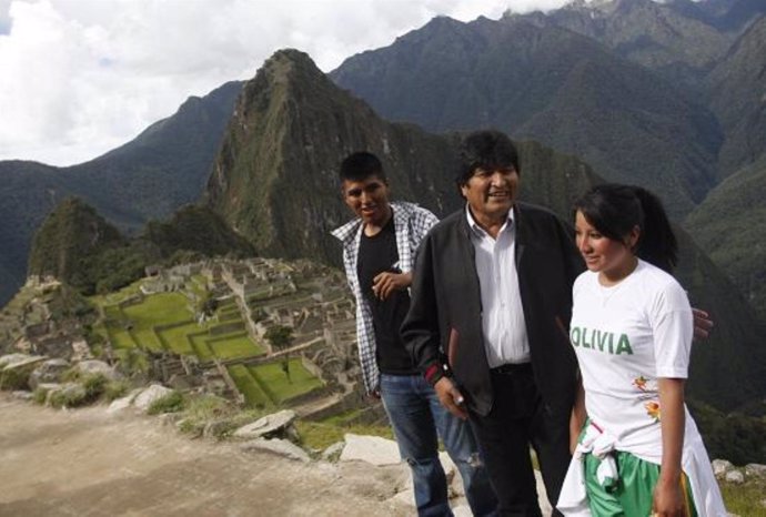 Evo Morales Junto A Sus Hijos En Machu Picchu.