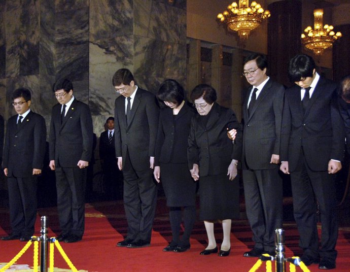 Delegación De Corea Del Sur Visita El Féretro De Kim Jong Un