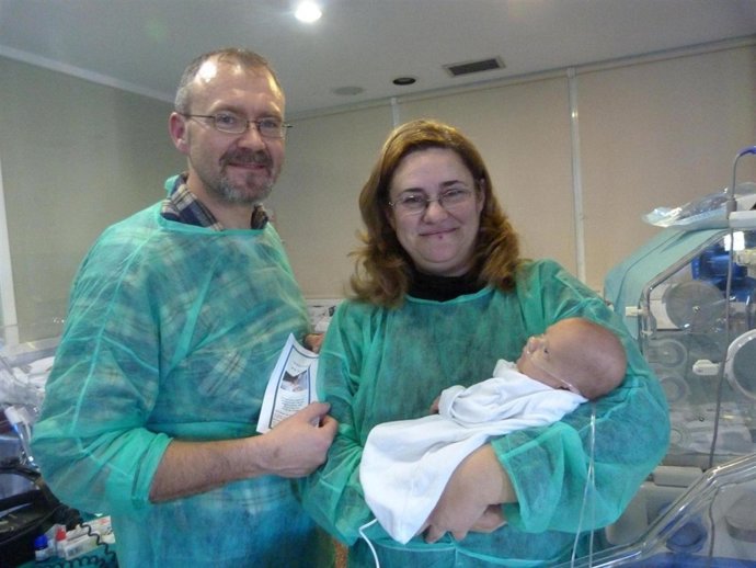 Unos Padres Junto A Su Bebé Prematuro, Al Que Acaban De Hacer La Revisión Del Fo