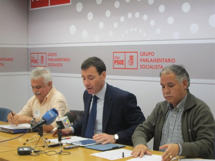 Tomás Gómez Y Representantes De Sindicatos En Rueda De Prensa