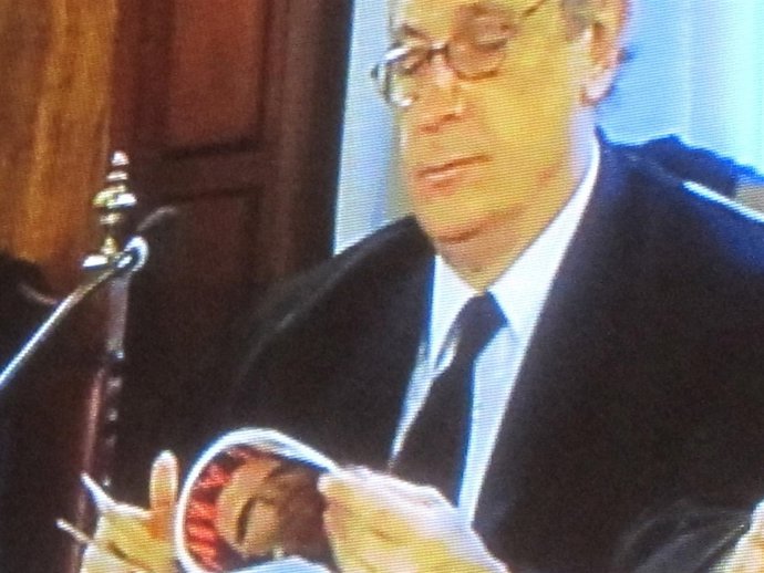 El Letrado De Camps Mira La Revista En La Sesión De Ayer Lunes 