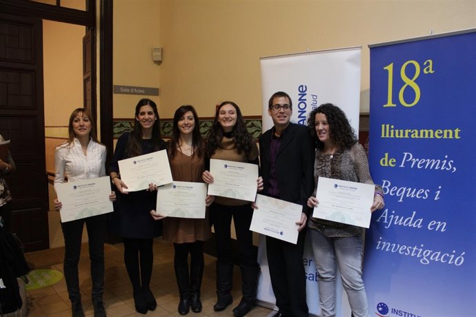 Los Jóvenes Investigadores Posan Con Su Acreditación De Beca