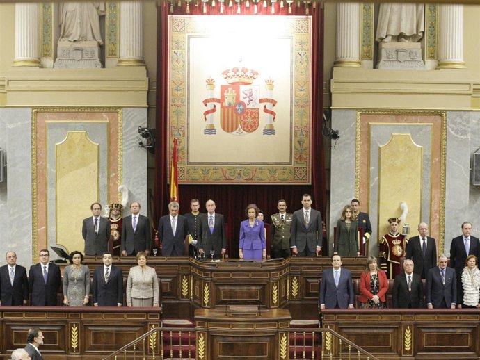 Los Reyes Y Los Príncipes Presidiendo La Solemne Apertura De La Legislatura