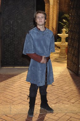 El Actor Jaime Olías Vestido En Un Traje Medieval