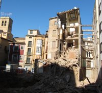 Cortado un tramo de la calle Mayor debido al derrumbe de la fachada de una casa