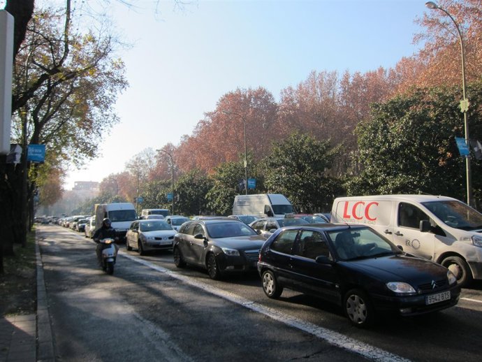 Atasco En El Paseo De Recoletos De Madrid