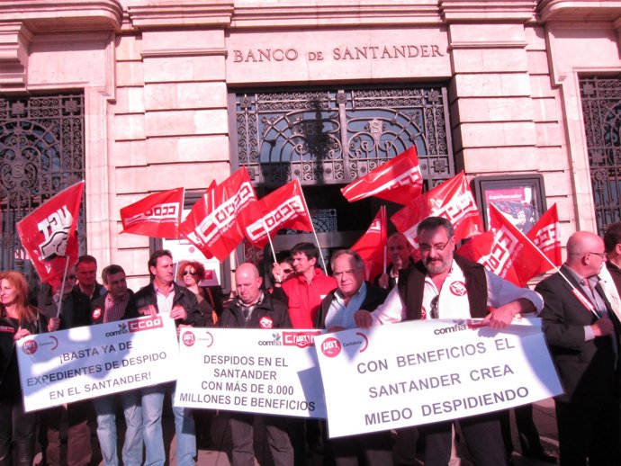 CCOO Y UGT Protestan Por Los Despidos En El Banco Santander 