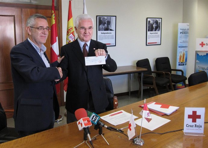 El Presidente De Cruz Roja Cyl Recibe El Cheque De 6.000 Euros De UGT