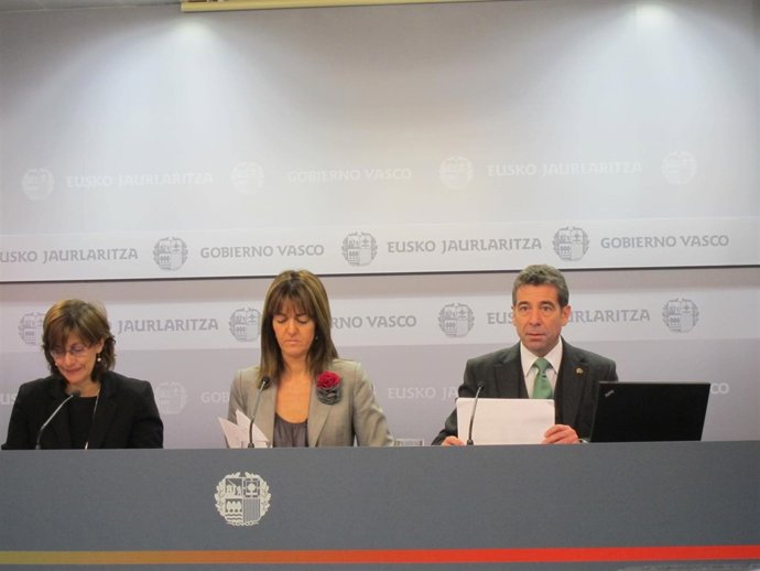 La Cnosejera Balca Urgell, Idoia Mendia Y Manu Salinero Del Gobierno Vasco