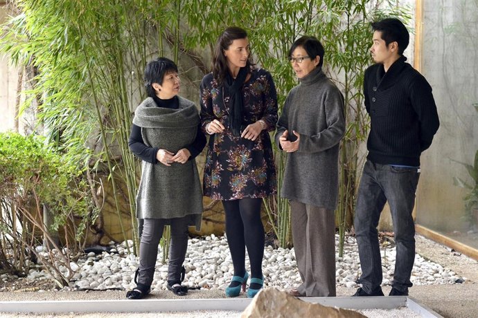 La Delegación Japonesa Con Gema Igual