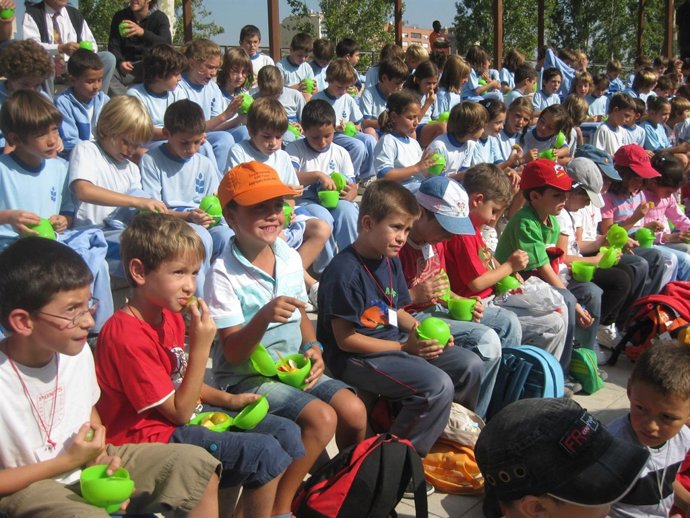 Niños participantes en la campaña 'Disfruita-la' de Unió de Pagesos