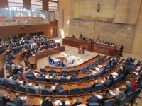 Echeverría podría prohibir durante un tiempo la presencia de invitados en el pleno de la Asamblea
