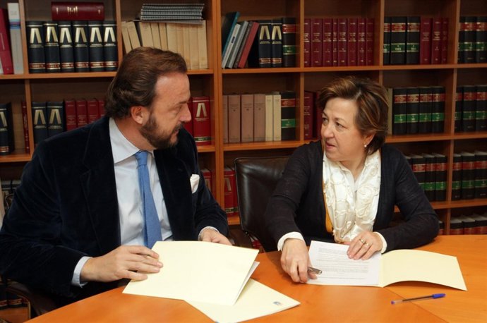 A conselleira de Sanidade, Pilar Farjas Abadía, e o director executivo da Federa