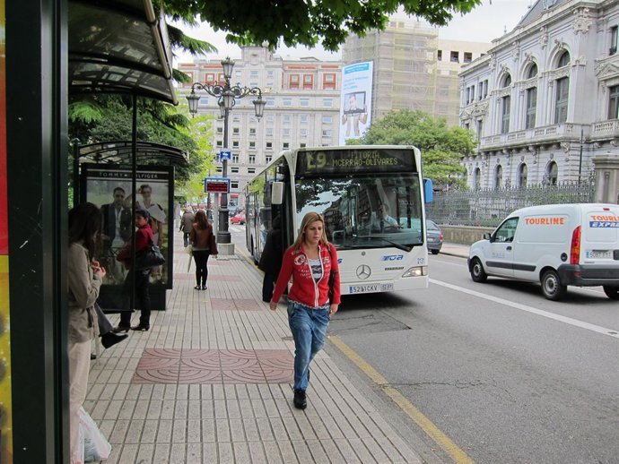 Parada Del Autobús Urbano En Oviedo. 