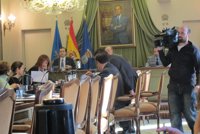 El PP aprueba la subida de tasas, con la abstención de Foro y PSOE, y el voto en contra de IU