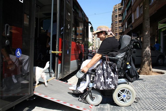 Una Mujer Con Discapacidad Sube A Un Autobús De EMT Con Un Perro De Asistencia