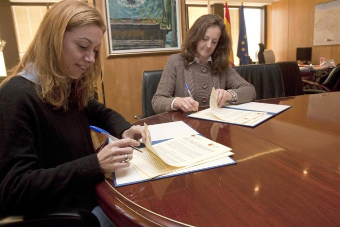 La Consejera De Economía Y La Alcaldesa Firman El Convenio
