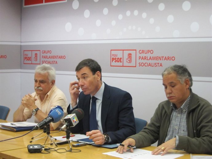 Tomás Gómez Y Representantes De Sindicatos En Rueda De Prensa