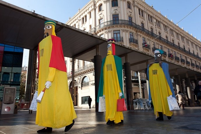 Gigantes De La Muestra Navideña En Plaza Pilar
