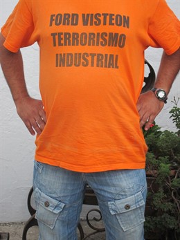 Un Empleado De Visteon Con Camiseta Reivindicativa