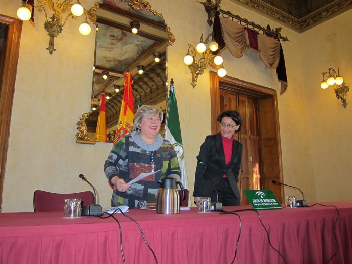 La Consejera Clara Aguilera Junto A La Delegada De La Junta En Almería 