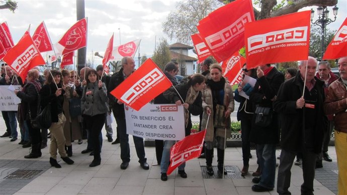 Manifestantes De CCOO Y UGT 