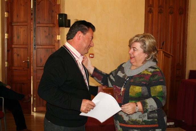 Clara Aguilera Entrega Una Resolución De Invernaderos De Excelencia 