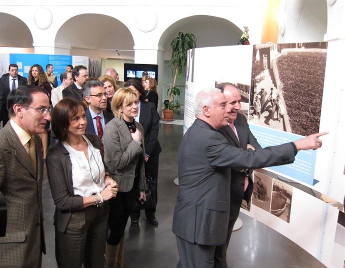 Luciano Alonso Recorre La Exposición Sobre El Plan Qualifica De La Costa Del Sol