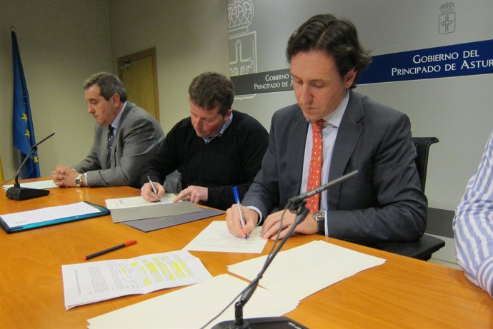 Longo (Derecha) Y Álvarez, Durante La Firma Del Convenio.