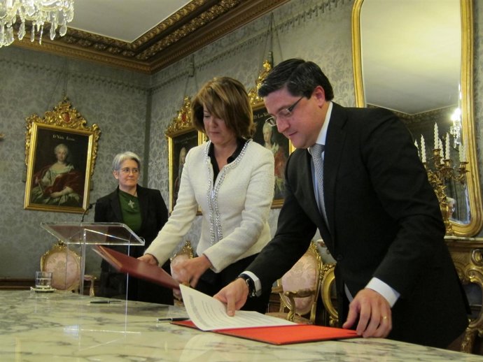 Yolanda Barcina Y Juan Antonio Germán, De Mercadona, En La Firma Del Protocolo