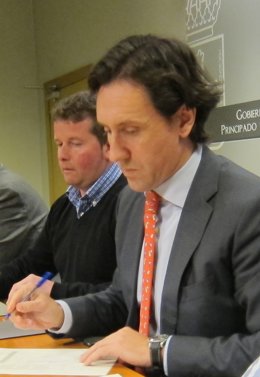 Longo, Durante La Firma Del Convenio.