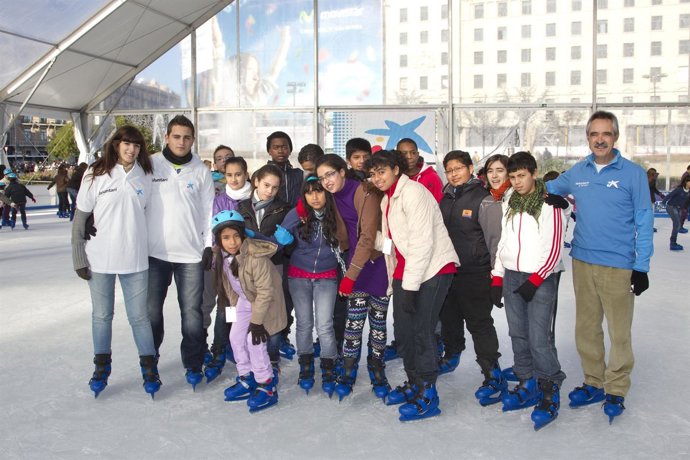 Niños En Riesgo De Exclusión Social Patinan En La Pista De Hielo De Barcelona