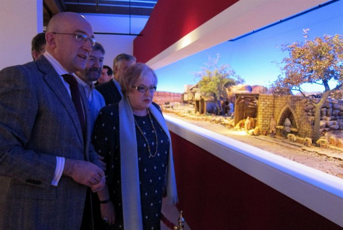 Jesús Julio Carnero Y Carmen Dívar Contemplan El Belén Bíblico Monumental