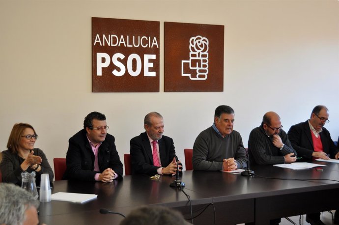 Viera Flanqueado Por Los Miembros De Su Ejecutiva.