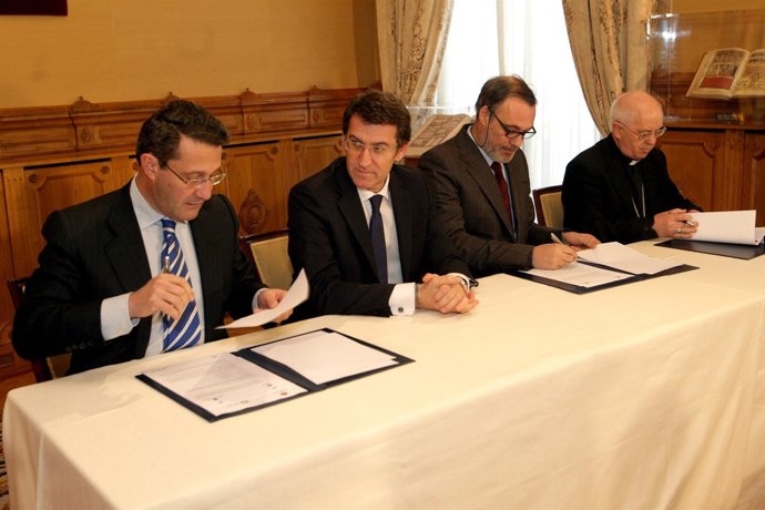 Alberto Núñez Feijóo, acompañado polo conselleiro de Cultura e Turismo, Roberto 