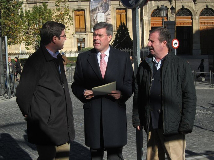 Fernández De Moya (C), Junto A Contreras Y García Anguita, Frente A Diputación