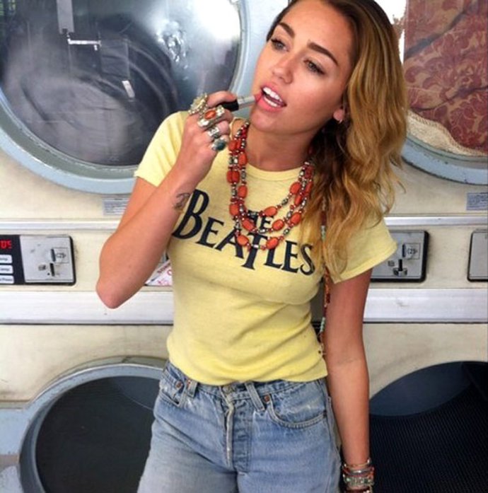Miley Cyrus Posando En Una Lavandería