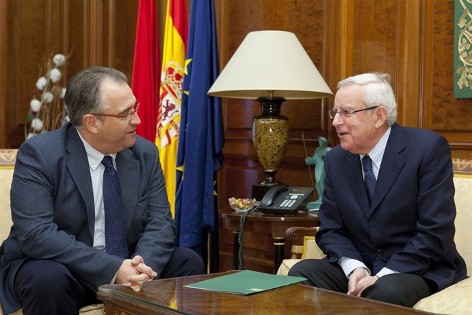 Maya Junto Al Presidente De Nuevo Futuro, Luis Palacios.