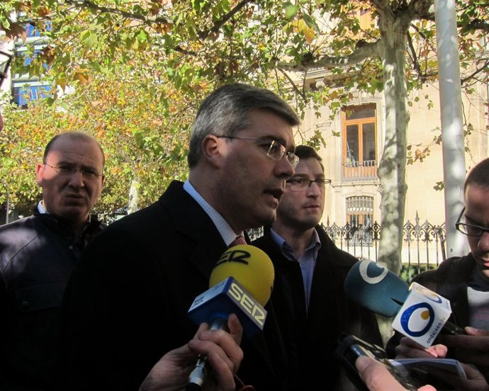 José Enrique Fernández De Moya Atiende A Los Periodistas.