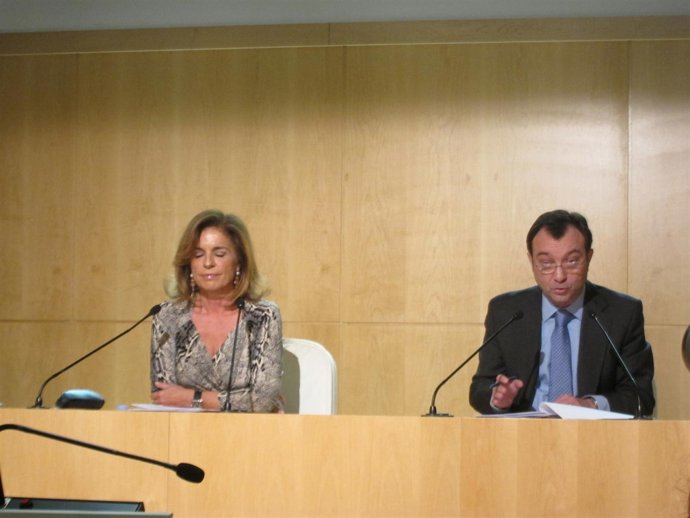 Botella Y Cobo En Rueda De Prensa