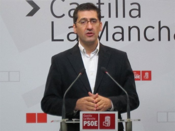 Caballero En Rueda De Prensa